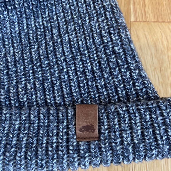 Roots unisex toque could be worn different ways - Picture 2 of 5